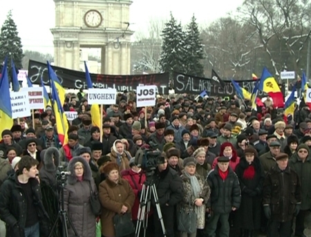 VIDEO. Spirite incinse in piata. La protestul lui Iurie Rosca manifestantii s-au luat la cearta