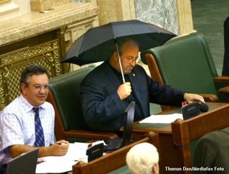 FOTO. CU UMBRELA la SEDINTA. PLOUA in Senatul Romaniei