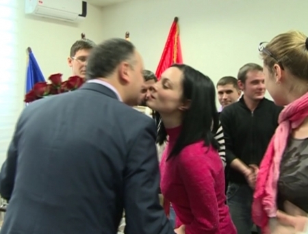 VIDEO. Pupat de fete, cu urale ca-n "Ð¡Ð Ð’Ð•Ð¢Ð¡ÐšÐ˜Ð• Ð’Ð Ð•ÐÐ•ÐÐ"! Cine din AIE l-a felicitat pe Dodon