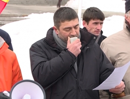 VIDEO. O batrana il cearta pe Rosca: Intelegeti-va cu PCRM, sa voteze, ca Dodon e o CURVA cu 2 fete