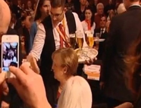 VIDEO. MOMENTUL in care un chelner ii toarna bere in cap Angelei Merkel
