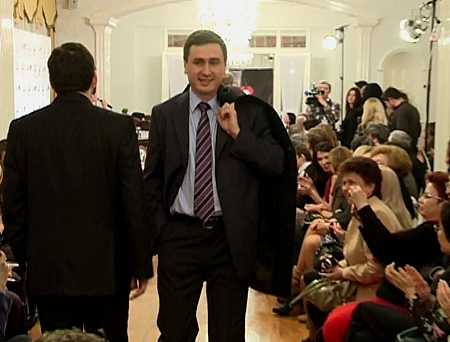 VIDEO. Cum l-a AMAGIT sotia pe Veaceslav Ionita sa fie MODEL. "Deputatii ar trebui sa poarte costume locale"