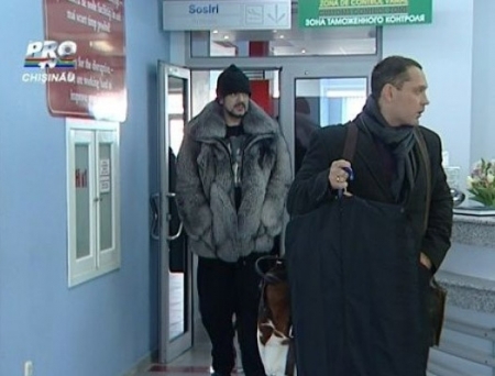 VIDEO de la aeroport! Filip Kirkorov, Boris Moiseev si alte vedete din Rusia au sosit la Chisinau, de ziua lui Ilan Sor!