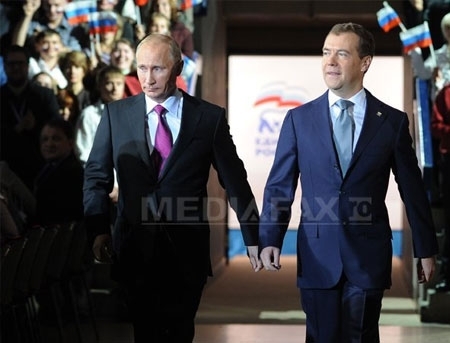 FOTO AMUZANTA. VEZI AICI cum o incoroneaza "regina" Medvedev pe "miss" Putin
