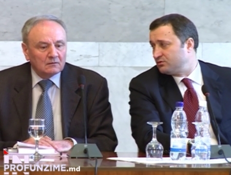 VIDEO. Inca nu a ajuns presedinte, dar liderii AIE ii SUFLA ce sa spuna! Cum l-au ajutat Ghimpu si Filat pe Timofti