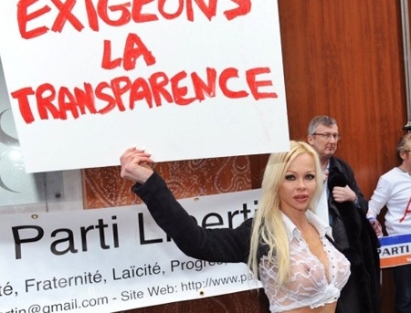 Contracandidata lui Sarkozy la prezidentiale, o stripteuza. Vrea majorat la 14 ani si bordeluri