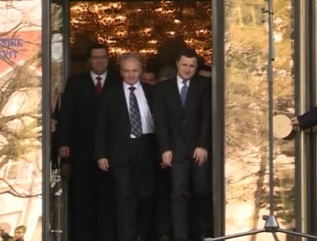 VIDEO. EGO de premier. Cum a vrut Filat sa iasa inaintea lui Timofti si s-a CIOCNIT de usa