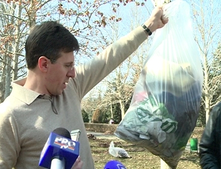 VIDEO. Cate un paharel pentru munca lor! Chirtoaca si functionarii publici, la adunat gunoaie