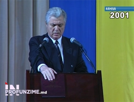 VIDEO. Onoruri de presedinte! Cum a fost investit Vladimir Voronin in 2001 si 2005