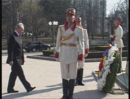 VIDEO. Presedintele la domnitor! Nicolae Timofti, aclamat de zeci de oameni la depunerile de flori