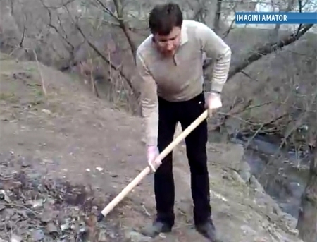 VIDEO. Chirtoaca INJURA in timp ce curata o toaleta! Functionarii de la Termocom si Apa-Canal, la strans gunoaie