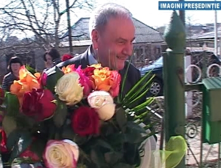 VIDEO. I-a daruit mamei sale buchetul pe care l-a primit de la Filat? Nicolae Timofti, la casa parinteasca