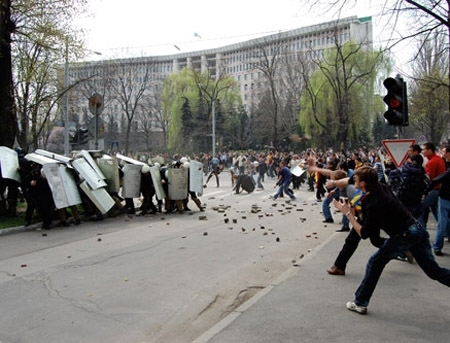 Patriotii Moldovei ameninta cu REVOLUTIE daca AIE nu dizolva Parlamentul pana la 9 MAI!