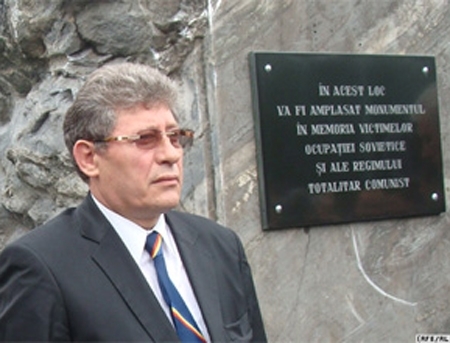 Socialistii din CMC cer demontarea pietrei comemorative din PMAN, instalata de Mihai Ghimpu