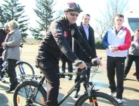 VIDEO. Premierul si ambasadorul american, pe 2 roti! Filat: Pe bicicleta e mai usor decat in birou!