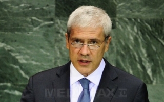 Presedintele sarb a demisionat pentru a permite organizarea alegerilor generale la 6 mai