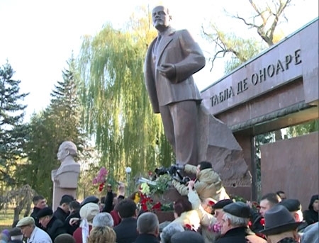 Munteanu cere demontarea monumentului lui Lenin din Anenii Noi: Enoriasii sa mearga de Pasti la biserica fara privirea de gheata a lui Lenin