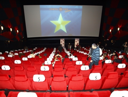 VIDEO. Publicitatea din cinematografe si reclamele sexiste ar putea fi interzise!