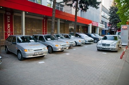 VIDEO. "Am dreptul la spatiul public". Flashmob in fata salonului auto unde a fost blocat soferul salvat de "politistul antisistem"