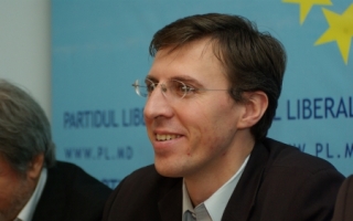 VIDEO. Apt, dar nu pentru trupele speciale! Cum a fost supus controlului medical primarul Dorin Chirtoaca la Centrul pentru militari
