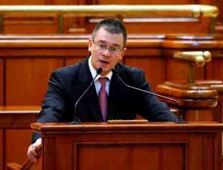 VIDEO. ROMANIA NU MAI ARE GUVERN! Ungureanu intra in istorie cu cel mai scurt mandat de premier si ramane cu visul de presedinte