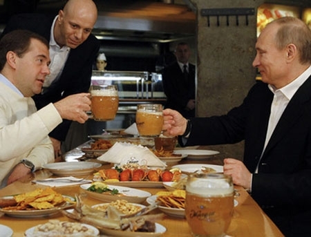 Vladimir Putin si Dmitri Medvedev au baut bere la halba intr-un pub, dupa manifestatia de 1 Mai