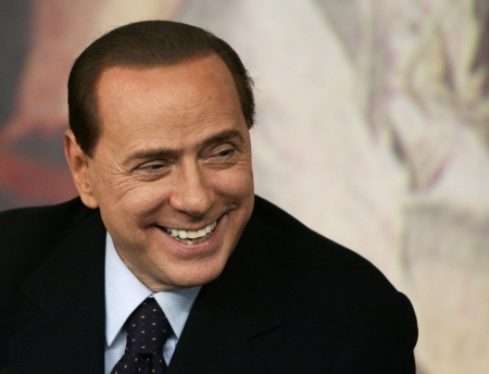 Berlusconi si-a gasit cu cine sa petreaca in stil bunga-bunga. Fotografia care te va face sa zambesti