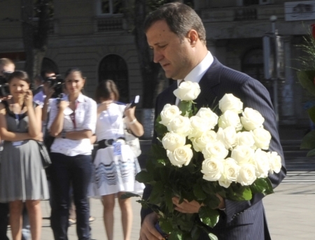 VIDEO. Ce cadouri a primit Vlad Filat de ziua sa! Marian Lupu si Nicolae Timofti au intrat pe usa din  spate