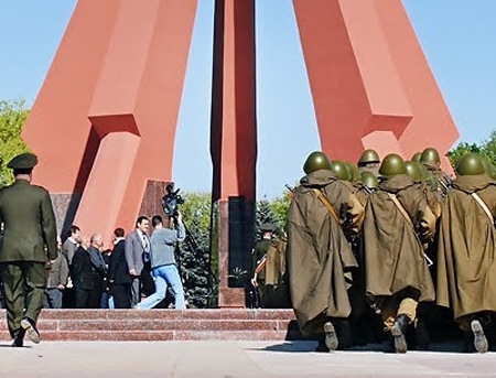 Oficialii depun flori la Complexul memorial Eternitate! Filat, Lupu si Timofti le-au multumit veteranilor in romana si rusa, iar Timofti a amintit de Ziua Europei
