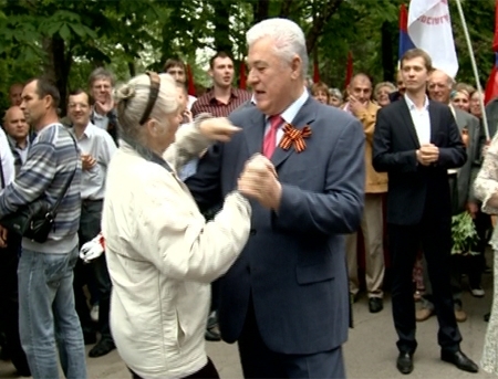 VIDEO. PCRM, cu propria victorie! Mii de persoane, in frunte cu Voronin, au marsaluit prin centrul capitalei