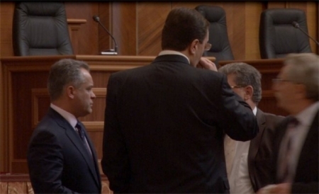 FOTO. "Deputatii fumeaza in Parlament!" Ce i-a spus Lupu unui parlamentar deranjat de fumul de tigara