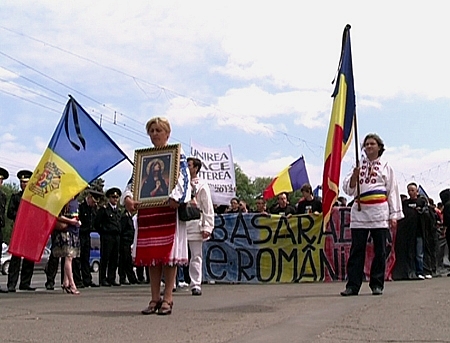 Drapele ale Romaniei versus avioane de hartie cu mesaj obscen. Cum a decurs Marsul Unirii in PMAN. VIDEO