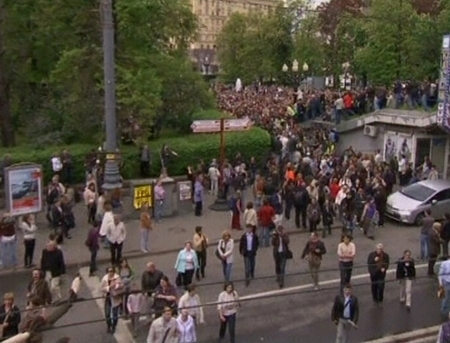 Pot iesi in strada fara a fi arestati? Mii de oameni au iesit la o "plimbare de control" in Moscova 