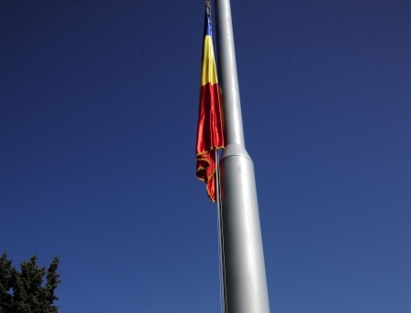 VIDEO. Cearta de 16 mai in fata primariei! Liberalii depun flori la piatra din PMAN, socialistii protesteaza in fata primariei