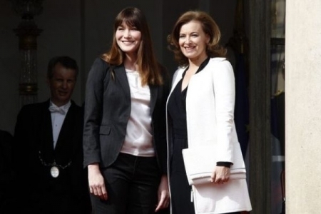 FOTO. Eclipsata de actuala prima doamna! Carla Bruni: esec vestimentar la investirea lui Hollande