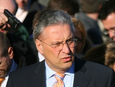 Un politician german s-a rasturnat cu un excavator la inaugurarea unui santier. Cum s-a intamplat incidentul