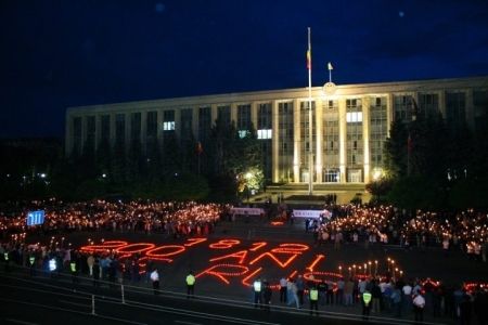 VIDEO. Liberalii au aprins 2012 lumanari in memoria victimelor ocupatiei rusesti din 1812
