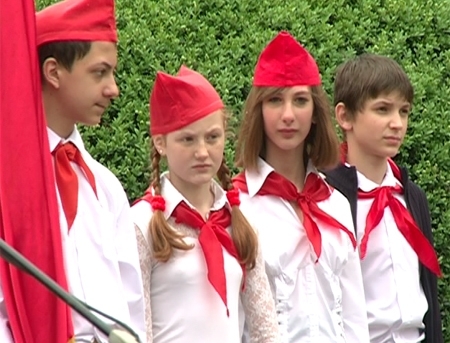 VIDEO. Pe an ce trece sunt tot mai putini! De ziua pionierului sovietic, doar 30 de copii au primit cravate rosii