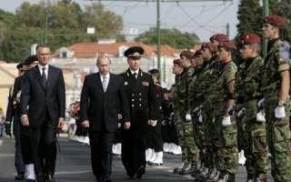 Poza care te lasa cu gura cascata! Cum este un copil tinut de trei bodyguarzi atunci cand da mana cu Putin