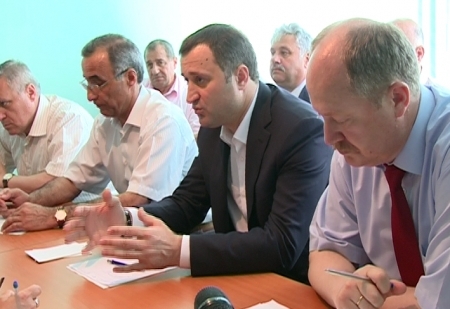 VIDEO. Nemultumiri si probleme la Cotul Morii: Nu avem apa, garduri si drumuri de acces! Ce le-a spus Filat sinistratilor
