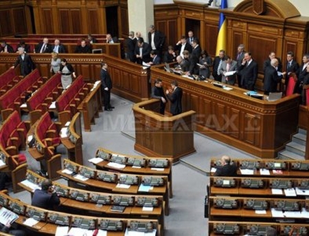 Bataie in Parlamentul ucrainean din cauza unui proiect de lege privind statutul limbii ruse. Cel putin un deputat a ajuns la spital