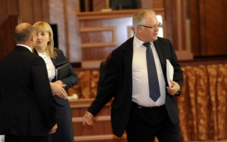 VIDEO. Lupu, nemultumit ca deputatii ies din sala: Ii scarpina intr-un loc!