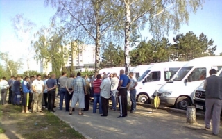 Protestul MICROBUZELOR: Zeci de oameni enervati ca nu pot ajunge la serviciu
