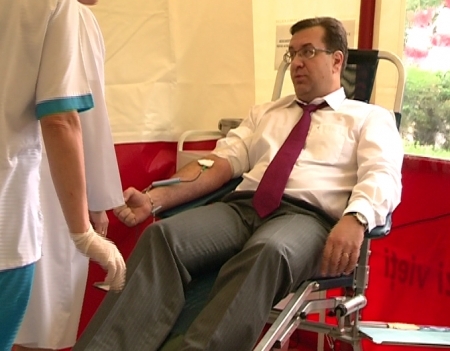 VIDEO. Parada oficialilor in Gradina Publica Stefan Cel Mare! Cum au donat sange politicienii