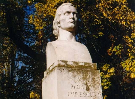 VIDEO. Flori la bustul lui Eminescu. Voronin: Eminescu a scris in moldoveneasca! Ce poezii au recitat politicienii