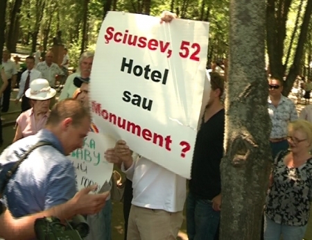 VIDEO. "Rusine!". Dorin Chirtoaca, huiduit la prezentarea raportului. Ce i-a nemultumit pe protestatari