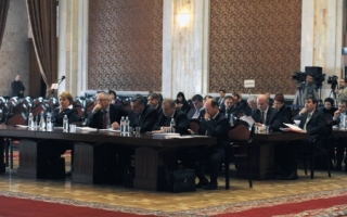 Pauza la Parlament! Deputatii au iesit sa discute cu protestatarii