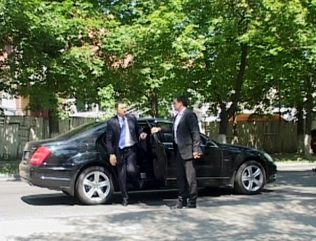 VIDEO. Masaj? Nu, n-am auzit. Marii tarii nu au observat diferente intre automobilele vechi si cele noi