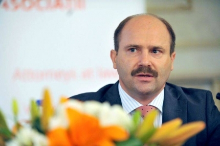 VIDEO. Lazar ii taie din elan lui Salaru: Are tupeu! Companiile low cost nu pot veni pe aeroportul Chisinau