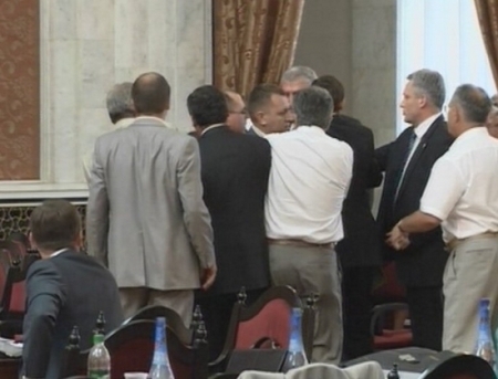 VIDEO. "Lectia" lui Petrenco: Deputatii sa citeasca Constitutia. In Parlament este un anumit fel de comportament